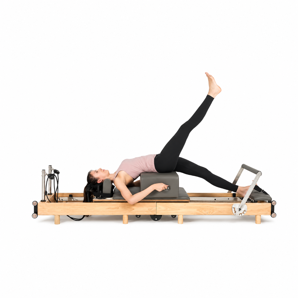 Box reformer sur Pilates Reformer, coloris noir, avec utilisatrice